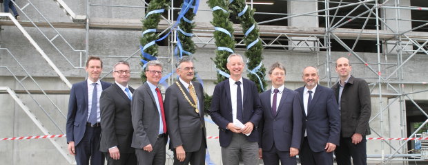 Wissenschaftsminister Bernd Sibler (3. v. l.) mit dem Regierungspräsidenten von Niederbayern Rainer Haselbeck, MdL Josef Zellmeier, TUM Präsident Prof. Dr. Wolfgang A. Herrmann, Oberbürgermeister Markus Pannermayr, Rektor Prof. Dr. Volker Sieber, Leitender Baudirektor Norbert Sterl vom Staatlichen Bauamt Passau sowie Architekt Christian Volles von Schuster Pechtold Schmidt Architekten GmbH München (v.l.n.r.)