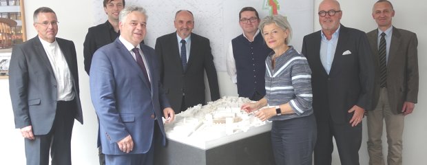 Gerald Escherich (Staatliches Bauamt, v.l.), Tristan Franke (Bohn Architekten GbR), Dr. Achim Dilling (Universität), Norbert Sterl (Staatliches Bauamt, Markus Schröder (Löwenbrauerei Passau AG), Prof. Dr. Carola Jungwirth (Universität), Heinz Rosenberger (M&R Immo GmbH), Thomas Stockbauer-Muhr (Franz und Maria Stockbauer’sche Stiftung). Gerald Escherich (Staatliches Bauamt, v.l.), Tristan Franke (Bohn Architekten GbR), Dr. Achim Dilling (Universität), Norbert Sterl (Staatliches Bauamt, Markus Schröder (Löwenbrauerei Passau AG), Prof. Dr. Carola Jungwirth (Universität), Heinz Rosenberger (M&R Immo GmbH), Thomas Stockbauer-Muhr (Franz und Maria Stockbauer’sche Stiftung).