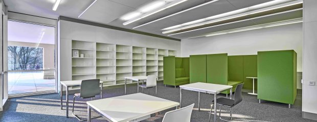 Blick in die südliche Raumzone des neuen Lernraums in der Uni-Zentralbibliothek mit insgesamt 52 Arbeitsplätzen. Zwei grüne Lernkojen bilden einen Rückzugsort für Besucherinnen und Besucher. Blick in die südliche Raumzone des neuen Lernraums in der Uni-Zentralbibliothek mit insgesamt 52 Arbeitsplätzen. Zwei grüne Lernkojen bilden einen Rückzugsort für Besucherinnen und Besucher.
