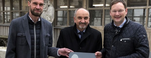 Bayerns Bauminister Dr. Hans Reichhart (von rechts) überreichte Leitendem Baudirektor Norbert Sterl vom Staatlichen Bauamt Passau und dem Hüttenmeister der Dombauhütte Passau, Jérôme Zahn, eine Plakette, die die Anerkennung des Bauhüttenwesens als „Immaterielles Kulturerbe“ durch die UNESCO-Kommission dokumentiert.