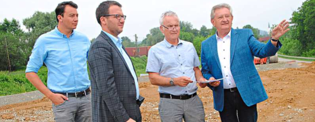 Ließen sich von Bauamtsleiter Robert Wufka (2.v.r.) den Ablauf der Bauarbeiten sowie deren Auswirkungen auf den Verkehr erklären: Landrat Franz Meyer (v.r.), Bürgermeister Florian Gams und Stadtbaumeister Georg Haslinger. Ab Mitte Juli wird die B 8 sechs Wochen gesperrt. Ließen sich von Bauamtsleiter Robert Wufka (2.v.r.) den Ablauf der Bauarbeiten sowie deren Auswirkungen auf den Verkehr erklären: Landrat Franz Meyer (v.r.), Bürgermeister Florian Gams und Stadtbaumeister Georg Haslinger. Ab Mitte Juli wird die B 8 sechs Wochen gesperrt.