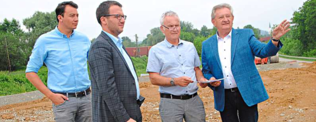 Ließen sich von Bauamtsleiter Robert Wufka (2.v.r.) den Ablauf der Bauarbeiten sowie deren Auswirkungen auf den Verkehr erklären: Landrat Franz Meyer (v.r.), Bürgermeister Florian Gams und Stadtbaumeister Georg Haslinger. Ab Mitte Juli wird die B 8 sechs Wochen gesperrt.