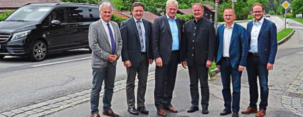 Treffen vor Ort in Schweinhütt: Die Abgeordneten Alois Rainer, MdB (3.v.l.), und Max Gibis, MdL (2.v.l.), mit dem stellvertretenden Landrat Willi Killinger (3.v.r.), dem IHK-Gremiumsvorsitzenden im Landkreis Regen, Franz Birn-beck (2.v.r.), sowie den Vertretern des Straßenbauamts Passau Robert Wufka (l.) und Bastian Wufka (r.). Treffen vor Ort in Schweinhütt: Die Abgeordneten Alois Rainer, MdB (3.v.l.), und Max Gibis, MdL (2.v.l.), mit dem stellvertretenden Landrat Willi Killinger (3.v.r.), dem IHK-Gremiumsvorsitzenden im Landkreis Regen, Franz Birn-beck (2.v.r.), sowie den Vertretern des Straßenbauamts Passau Robert Wufka (l.) und Bastian Wufka (r.).
