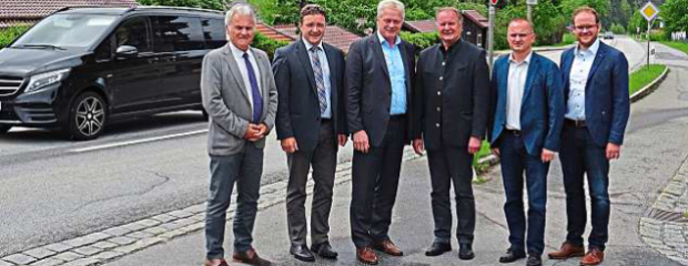 Treffen vor Ort in Schweinhütt: Die Abgeordneten Alois Rainer, MdB (3.v.l.), und Max Gibis, MdL (2.v.l.), mit dem stellvertretenden Landrat Willi Killinger (3.v.r.), dem IHK-Gremiumsvorsitzenden im Landkreis Regen, Franz Birn-beck (2.v.r.), sowie den Vertretern des Straßenbauamts Passau Robert Wufka (l.) und Bastian Wufka (r.).