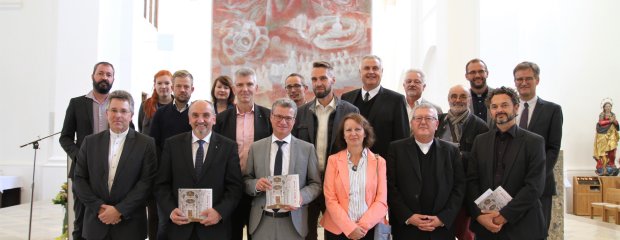 Autoren, Mitwirkende und Förderer des neuen Buches über St. Nikola zu Passau: Fritz Pustet (von rechts), Prof. Dr. Harry Haupt, Domvikar Andreas Erndl, Stefano Cafaggi, Domvikar Dr. Bernhard Kirchgessner, Dr. Thomas Kupferschmied, Dompropst Dr. Michael Bär, Sabine Karlstetter, Jérôme Zahn, Dr. Ludger Drost, Staatsminister Bernd Sibler, MdL Prof. Dr. Gerhard Waschler, Julia Abramowicz, Norbert Sterl, Michael Knon, Christin Kummerer, Gerald Escherich und Marcel Peda.