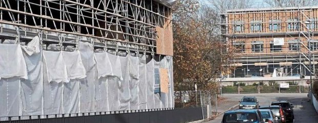 Die provisorische Einhausung, die nach dem Brand des Lehrstuhl- und Verwaltungsgebäudes des TUM-Campus Straubing als Witterungsschutz diente, wird wieder abgebaut. Die provisorische Einhausung, die nach dem Brand des Lehrstuhl- und Verwaltungsgebäudes des TUM-Campus Straubing als Witterungsschutz diente, wird wieder abgebaut.
