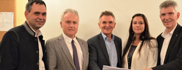 Information bei der Verkehrskonferenz: Stellvertretender Landrat Raimund Kneidinger (v.l.), Leitender Baudirektor Robert Wufka, MdL Walter Taubeneder, Abteilungsleiterin Andrea Czech und MdL Gerhard Waschler. Information bei der Verkehrskonferenz: Stellvertretender Landrat Raimund Kneidinger (v.l.), Leitender Baudirektor Robert Wufka, MdL Walter Taubeneder, Abteilungsleiterin Andrea Czech und MdL Gerhard Waschler.