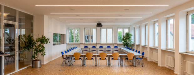 Blick durch den großen und mittleren Besprechungsraum bei geöffneter Trennwand. Links die Glastrennwände zum Flur sowie die Teeküche, rechts das durchlaufende Fensterband mit Ausblick zum Inn. Blick durch den großen und mittleren Besprechungsraum bei geöffneter Trennwand. Links die Glastrennwände zum Flur sowie die Teeküche, rechts das durchlaufende Fensterband mit Ausblick zum Inn.