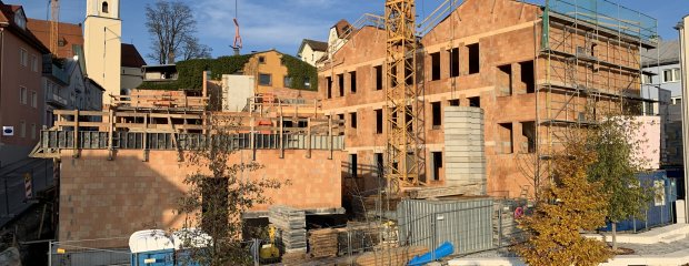 Südansicht der Baustelle des Finanzamt-Neubaus am Stadtberg: Die giebelständigen Gebäude (rechts im Bild) an der Hauptstraße sind im Rohbau bereits fertiggestellt, auch an der Scharrerstraße steht bereits die erste Geschossebene.