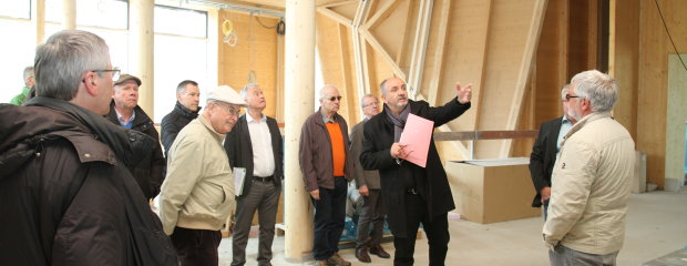 Auf der Baustelle für das Nawareum erklärte Ltd. Baudirektor Norbert Sterl den Besuchern um den VSVI-Bezirksgruppenvorsitzenden Dipl.-Ing. Robert Wufka, wie das Gebäude mit Holz ausgebaut wird. Auf der Baustelle für das Nawareum erklärte Ltd. Baudirektor Norbert Sterl den Besuchern um den VSVI-Bezirksgruppenvorsitzenden Dipl.-Ing. Robert Wufka, wie das Gebäude mit Holz ausgebaut wird.