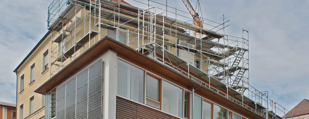 Der Erweiterungsbau des Viechtacher Finanzamtes bekommt ein neues Dach, im Altbau wird der Brandschutz verbessert. Der Erweiterungsbau des Viechtacher Finanzamtes bekommt ein neues Dach, im Altbau wird der Brandschutz verbessert.