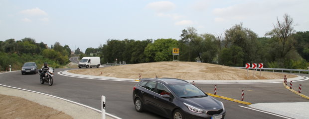 Noch etwas zögerlich nutzten die ersten Autofahrer die freigegebene Straße und den neuen Kreisverkehr bei Witzling. Noch etwas zögerlich nutzten die ersten Autofahrer die freigegebene Straße und den neuen Kreisverkehr bei Witzling.