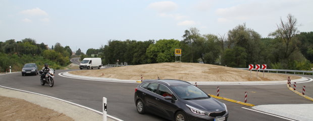 Noch etwas zögerlich nutzten die ersten Autofahrer die freigegebene Straße und den neuen Kreisverkehr bei Witzling.