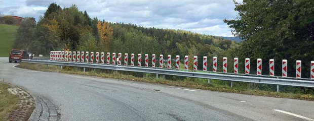 Noch auffälliger geht’s kaum: Mit zahlreichen Markierungsstempen sollen die Verkehrsteilnehmer auf den Kreiselverlauf hingewiesen werden.