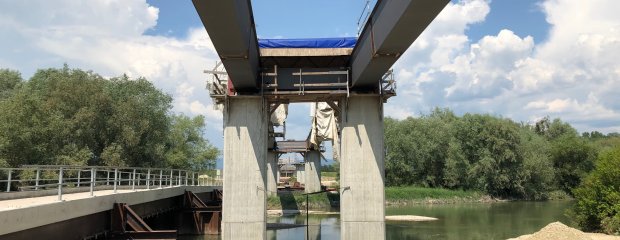 Die Isarbrücke bei Plattling wächst.