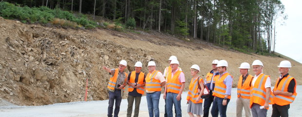 Informationsveranstaltung auf der Baustelle am Hochbühl: vorne v.l. Max Drexler, Abteilung Brückenbau an der Servicestelle Deggendorf, Bauaufseher Lothar Deuschl, Richard Kauer, 2. Bürgermeister Patersdorf, Georg Fleischmann, Bürgermeister Gotteszell, Gaby Wittenzellner, Bürgermeisterin Achslach, Daniel Graßl, Bürgermeister Teisnach, Volker Wintermeier, Abteilung Straßenbau an der Servicestelle Deggendorf und Amtsleiter Robert Wufka, Gerhard Ruff, hinten Vertreter der Firma Streicher.