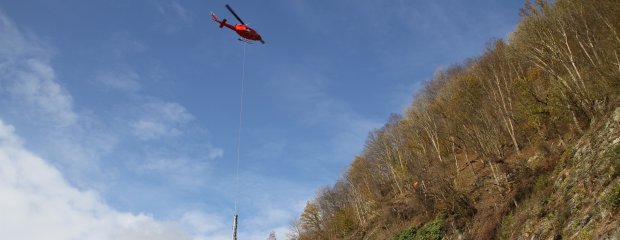 Mit dem Helikopter wurden die Zaunstützen auf den Felshang geflogen.