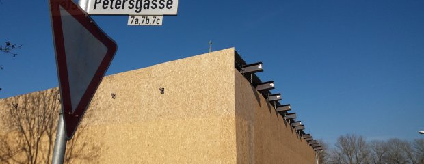 Eine provisorische Einhausung mit Notdach schützt die Baukonstruktion bis zum Wiederaufbau des Dachstuhls vor der Witterung. Eine provisorische Einhausung mit Notdach schützt die Baukonstruktion bis zum Wiederaufbau des Dachstuhls vor der Witterung.