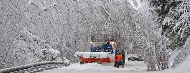Schnee fordert Mensch und Maschine Schnee fordert Mensch und Maschine