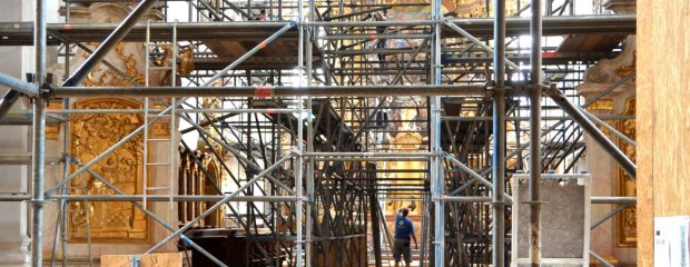 Der Aufbau des Raumgerüsts, das die Arbeitsbühne für die späteren Restaurierungsarbeiten in der Asamkirche an Stuck, Putz, Fassungen und Fresken aufnehmen wird, hat begonnen.