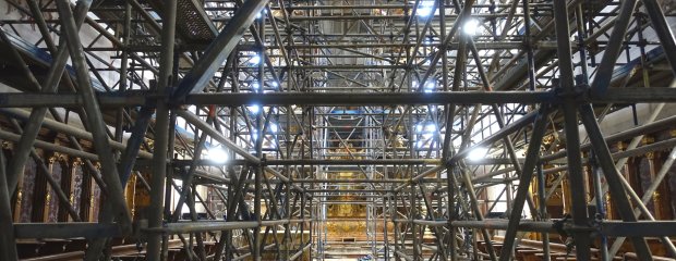 Der Blick in Richtung Hochaltar. Gerüststangen dominieren. Links und rechts ist das Chorgestühl zu erkennen.