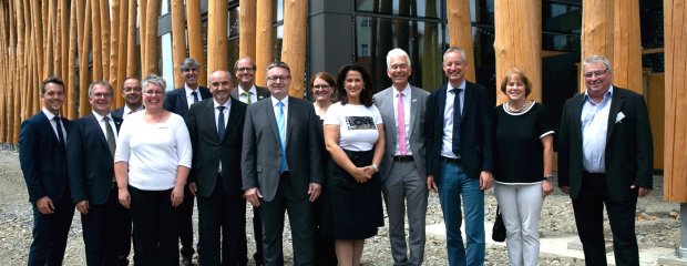 Landwirtschaftsministerin Michaela Kaniber (5.v.r.) besuchte die NAWAREUM-Baustelle in Straubing.