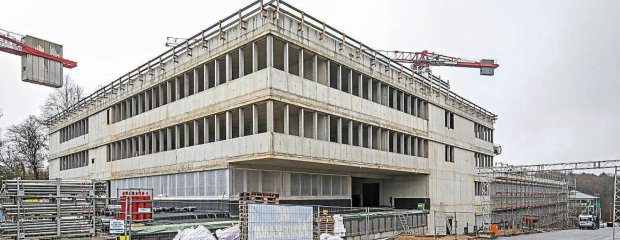 Das Hauptgebäude ist im Rohbau fertig. Lediglich kleinere Restarbeiten werden noch erledigt. Das Hauptgebäude ist im Rohbau fertig. Lediglich kleinere Restarbeiten werden noch erledigt.