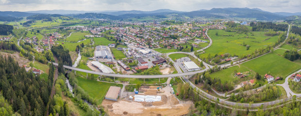 Die B 11 führt in einem Bogen um die Stadt Zwiesel herum. Das war nicht immer so: Vor 30 Jahren verlief der Bundesstraßenverkehr über den stark frequentierten Stadtplatz.