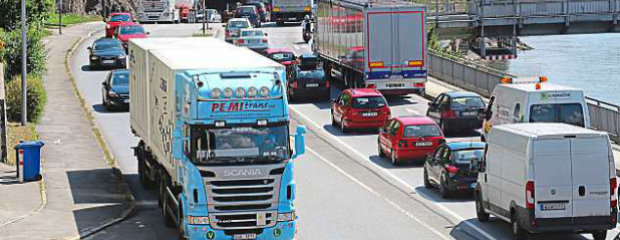Dauerbelastung auf Hauptrouten zwischen Wasser und Bergen - wie hier am Anger - führt in Passau oft zu Stau und Ärger. Eine große Verkehrsanalyse soll Ursachen, Daten und Lösungsideen schaffen. Dauerbelastung auf Hauptrouten zwischen Wasser und Bergen - wie hier am Anger - führt in Passau oft zu Stau und Ärger. Eine große Verkehrsanalyse soll Ursachen, Daten und Lösungsideen schaffen.