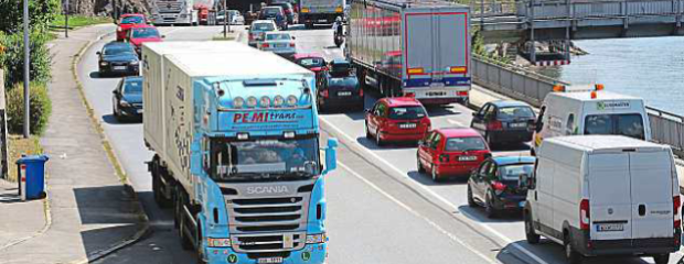 Dauerbelastung auf Hauptrouten zwischen Wasser und Bergen - wie hier am Anger - führt in Passau oft zu Stau und Ärger. Eine große Verkehrsanalyse soll Ursachen, Daten und Lösungsideen schaffen. 