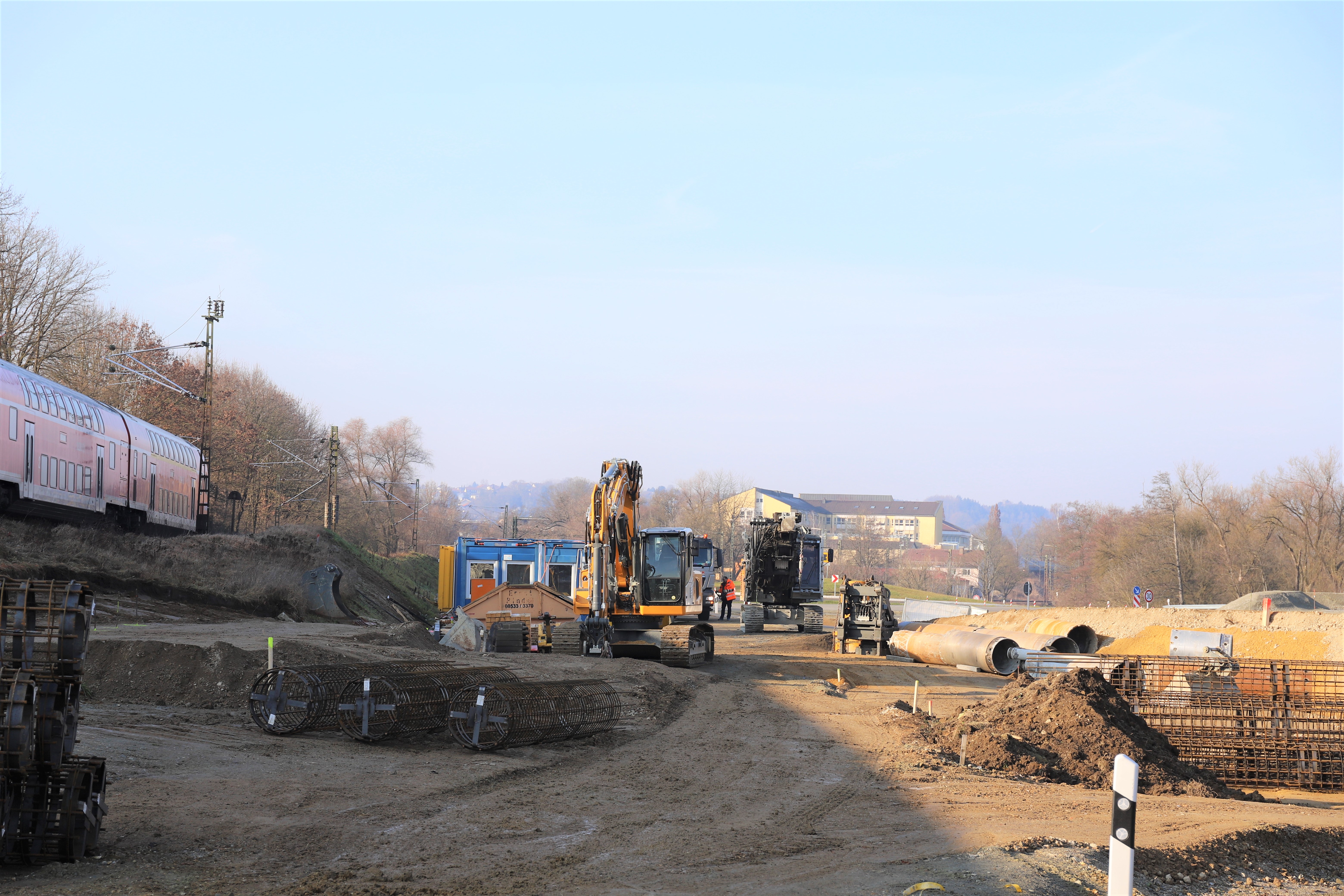 Die vorbereitenden Arbeiten für den Bau der Brücke über die Bahnlinie an der B 8 haben bereits diese Woche begonnen. Ab Montag soll es mit den Bauarbeiten für die Brücke losgehen. Die vorbereitenden Arbeiten für den Bau der Brücke über die Bahnlinie an der B 8 haben bereits diese Woche begonnen. Ab Montag soll es mit den Bauarbeiten für die Brücke losgehen.