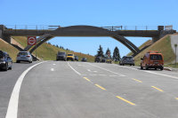 Die Bogenbrücke am Hochbühl ist fertig, der Verkehr läuft jetzt auf der neuen Trasse der B 11.