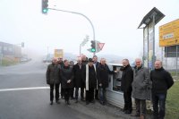 Bürgermeister Willi Wagenpfeil (3.v.r) und Landrat Franz Meyer schalteten die Ampel ein. Über die Inbetriebnahme freuten sich Stefan Kapfinger (v.r.) und Amtsleiter Robert Wufka vom Staatlichen Bauamt Passau, Hofkirchens 2. Bürgermeister Georg Stelzer, Pfarrer Gotthard Weiß, 3. Bürgermeister Werner Lösl, Alois Blüml von der Firma Neulinger, Gemeinderätin Petra Moser, Abteilungsleiterin Eva-Maria Honigl vom Staatlichen Bauamt, Max Seider und Helmut Schöfberger als Vertreter der „Bürgerbewegung“.