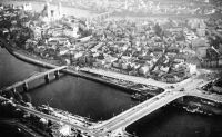 Über den Standort wird bis heute diskutiert. Die Schanzlbrücke ersetzte die zu schmal gewordene Maxbrücke (l.). © Stadtarchiv Passau