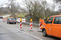 Weil das Brückengeländer und die Schutzplanke bei dem Unfall schwer beschädigt und zum Teil zerstört wurden, ist die Brücke nur noch halbseitig befahrbar, es gilt Tempo 50. © Staatliches Bauamt Passau / Süß
