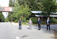 Über die Sanierung der Nationalparkstraße informieren der stellvertretende Nationalparkleiter Professor Dr. Jörg Müller (v.l.), Ltd. Baudirektor Robert Wufka, Landrat Sebastian Gruber und der zuständige Abteilungsleiter Jens Fryda vom Staatlichen Bauamt Passau.