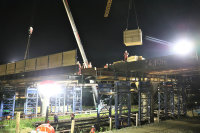 Seitenwände und Bodenschalung für die bevorstehenden Betonarbeiten werden noch in der Nacht eingebaut: So können die Arbeiter auch ohne Streckensperrung sicher über den Gleisen arbeiten.