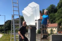 Künstler Dietrich Förster aus Apfeldorf (rechts) und Monteur Johann Scheibner von der Herstellerfirma k-tec GmbH aus Radstadt-Salzburg sind zuversichtlich, dass die überarbeitete ‚Salzkristall‘-Skulptur nun dauerhaft stabil bleibt.