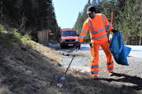Auch das muss regelmäßig sein: Das „team orange“ sammelt weggeworfenen Müll neben den Staats- und Bundesstraßen. © Staatliches Bauamt Passau / Süß