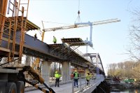 Die Arbeiten an der Isarbrücke gehen wieder mit Hochdruck weiter: Am Freitagvormittag wurden die Scha-lungsteile für das Betonieren der Fahrbahnplatte eingesetzt. © Staatliches Bauamt Passau / Süß