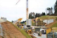 Die vier Pfeiler für den Überbau der neuen Bogenbrücke wurden vergangene Woche betoniert. © Staatliches Bauamt Passau / Süß