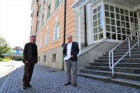 Vor dem Gebäude in der Jahnallee 1 in Vilshofen: Leitender Baudirektor Robert Wufka (r.) und MdL Walter Taubeneder.