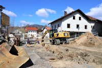 Während das Wohn- und Geschäftshaus (rechts im Bild) abgebrochen wird, werden in der Straße die Wasserleitungen verlegt. © Staatliches Bauamt Passau / Süß