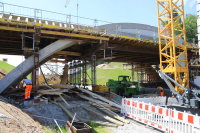 Die Bögen sind fertig betoniert, die Fahrbahnabdichtung ist fertiggestellt. Im nächsten Schritt werden die Brückenkappen der Bogenbrücke betoniert – Schalung und Bewehrung sind bereits angebracht. © Staatliches Bauamt Passau / Süß