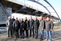 Besichtigung der Isarbrücke mit (v.l.) Ltd. Baudirektor Robert Wufka, Landrat Christian Bernreiter (3.v.l.), Minister Bernd Sibler (5.v.l.) und Verkehrsminister Hans Reichhart (3.v.r.) sowie Kommunalpolitikern aus Plattling und den umliegenden Gemeinden.