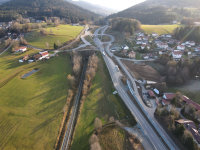 Die Bogenbrücke ist fertig, der Straßenbau bei Hochbühl und Gotteszell ist abgeschlossen: Auf der B 11-Baustelle ist jetzt erst einmal Winterpause.