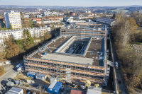 Die weitgehend extensiv begrünten Dächer des Polizeineubaus sind bis auf die Photovoltaikanlagen (auf der bekiesten Fläche im Vordergrund) fertiggestellt.