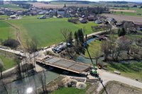 Die Arbeiten an der Kollbachbrücke bei Mariakirchen gehen gut voran.