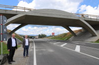 Vor der neuen Bogenbrücke am Hochbühl tauschten sich Ltd. Baudirektor Robert Wufka (r.) und MdB Alois Rainer über den Fortschritt der Arbeiten zum Ausbau der B 11 zwischen Grafling und Gotteszell aus.
