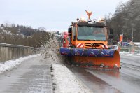 Ein Räumfahrzeug der Straßenmeisterei Passau räumt die B 388 auf Höhe ZF.